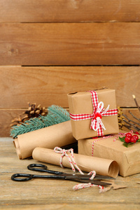 美丽的圣诞节组成与手工礼品木制背景