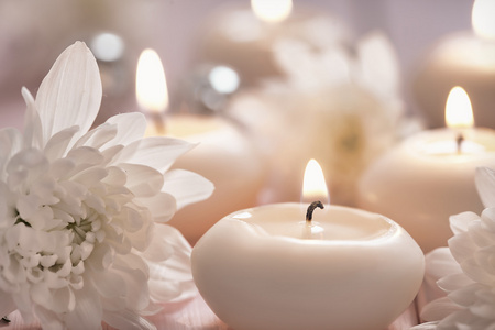 火菊花鲜花和蜡烛照片