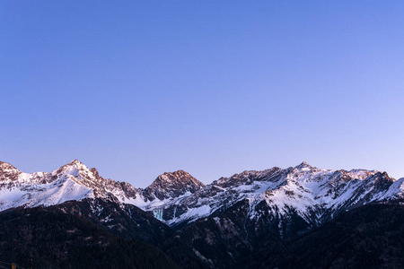 在奥地利阿尔卑斯山的冬天的雪山