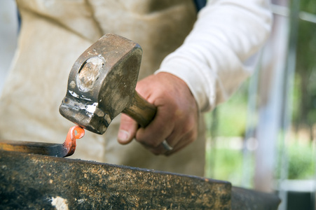 铁匠锤子打铁图片-铁匠锤子打铁素材-铁匠锤子打铁插画-摄图新视界