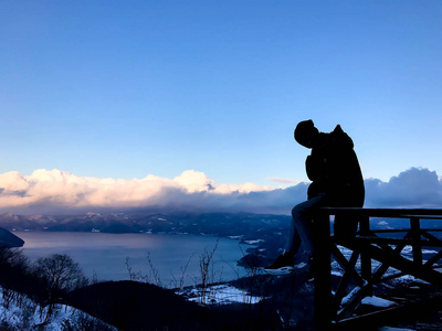 与视图从 Mt.Usuzan 昭和 Shin 昝北海道剪影男子