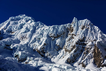 美丽的山川风景在科迪勒拉瓦