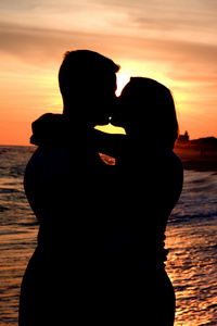 日落时分男人和女人接吻