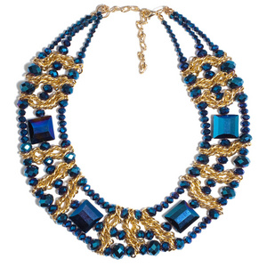美女名车大规模女人分离黄金和蓝色项链由链 晶体 白色背景上的珠子