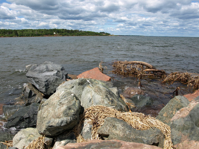 岸边的岩石