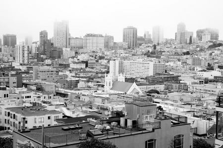 Fohgy 条件发光超过周边房屋建筑 San Francisco