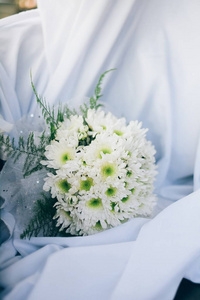 婚礼花束从新鲜的春天的花朵。与白色大丽花花在白布上的新娘捧花