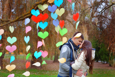 情侣接吻在公园里，心中的 p 的装饰背景