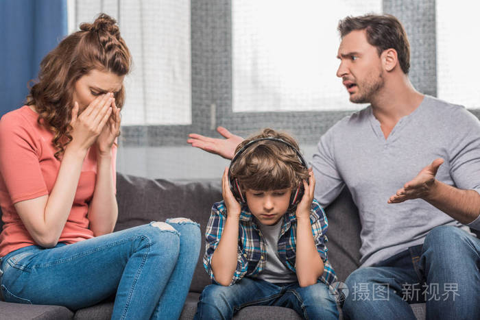 在家里争吵的家庭