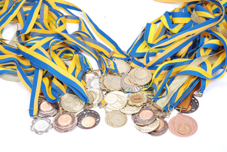 许多金银和铜牌图片