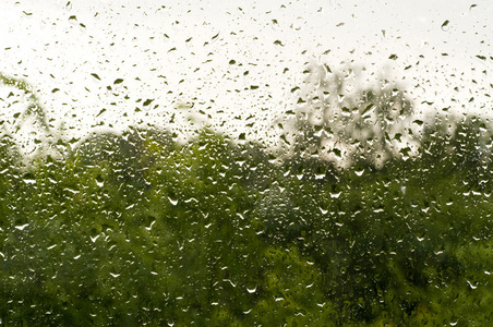 雨滴在玻璃上