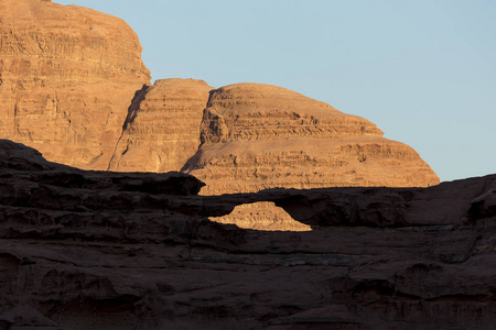 在日落的时候，Jordan 干河朗姆酒 月亮谷 沙漠景观