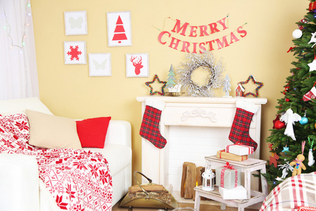美丽的圣诞节室内沙发 装饰壁炉和枞树