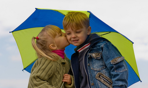 带伞的小男孩和女孩