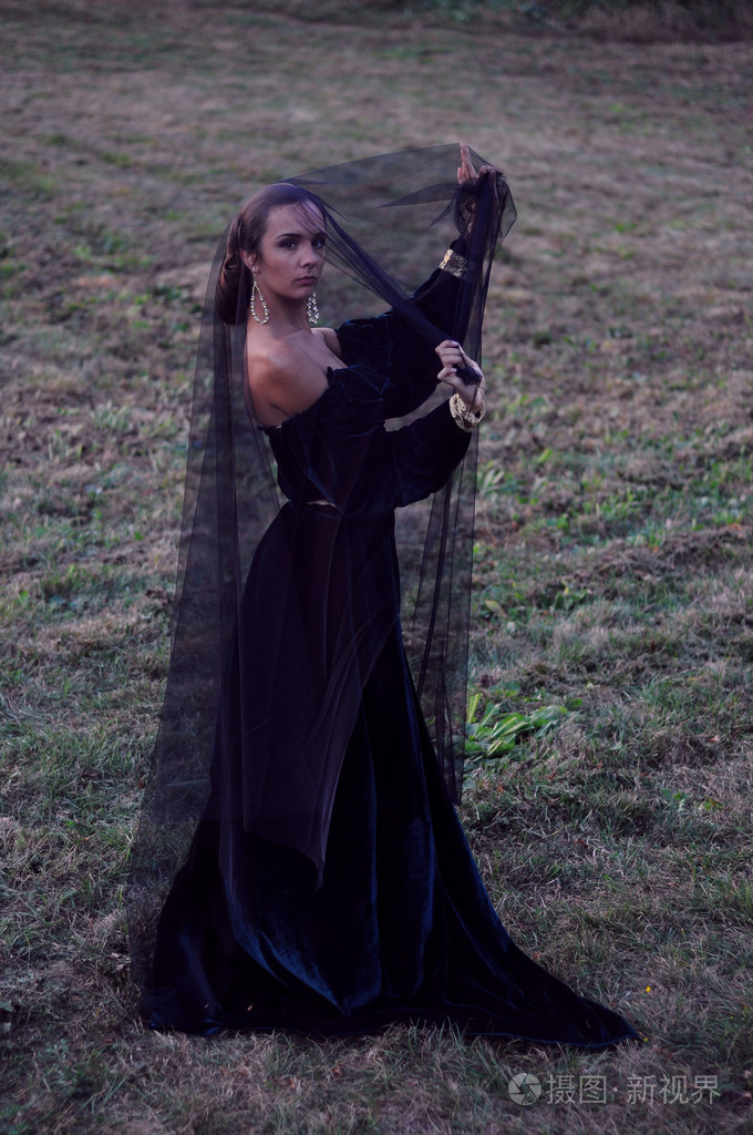 年轻的寡妇穿着黑色面纱