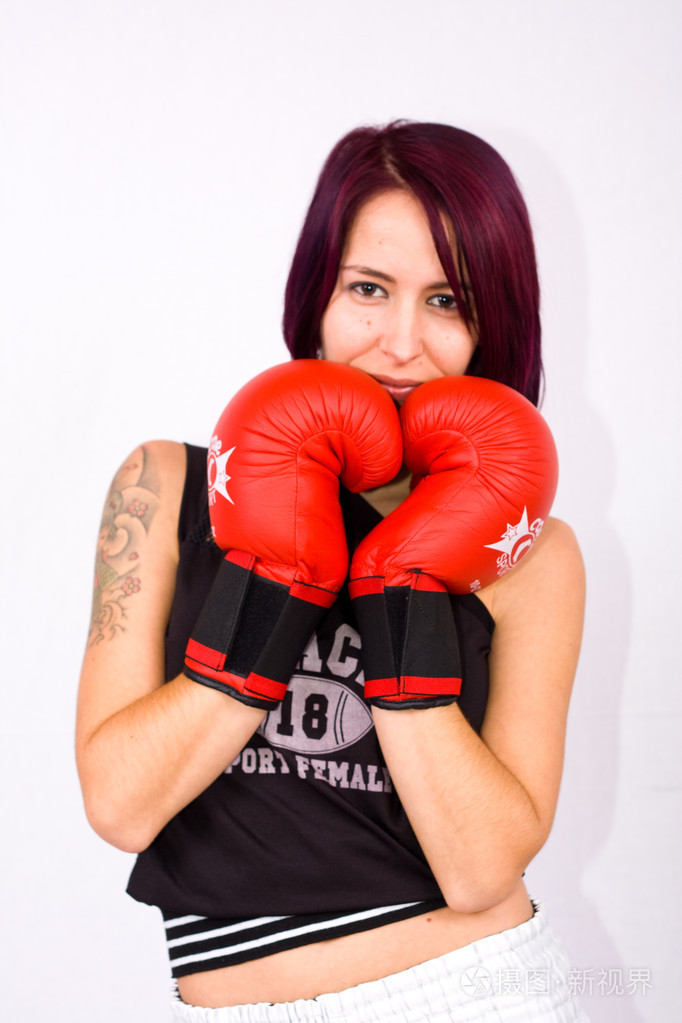 年轻女子打拳击