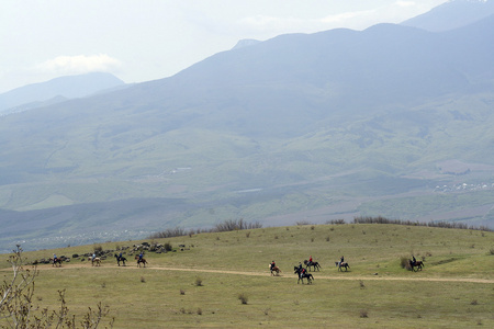 山区的一群骑兵图片