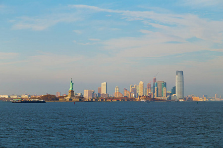 曼哈顿下城全景和黄昏在纽约自由女神像