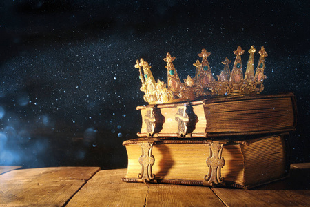 低的女王国王关键旧书上的皇冠。老式过滤。幻想中世纪时期