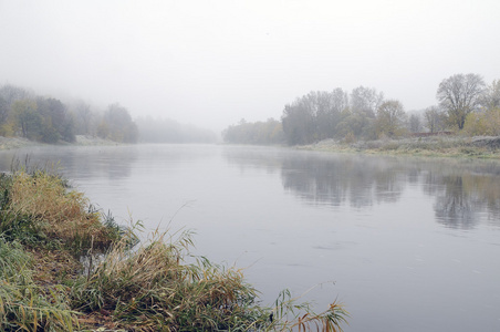 秋雾在河中