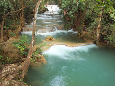 泰国北碧府省詩娜卡琳坝国家公园的美丽瀑布