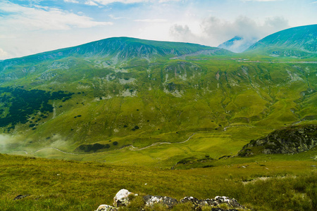 夏季的一天的美丽的山风景