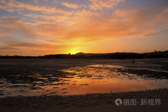 日落海滩上