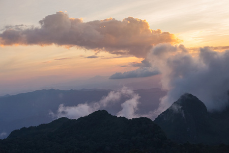 夕阳背后的山