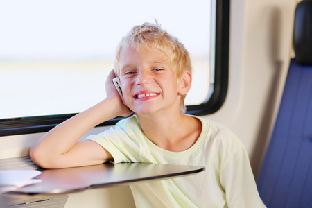 乘火车谈移动电话的小男孩