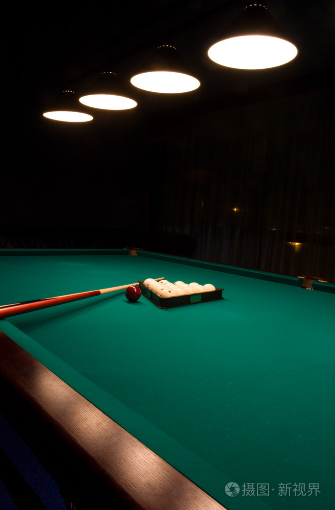 桌球摆在绿桌上