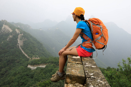 年轻女子名徒步旅行者