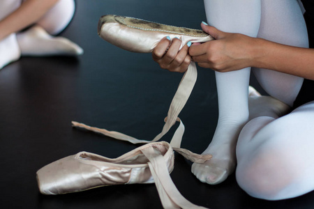 音乐海报模板在节日里跳舞的人群与芭蕾舞鞋芭蕾舞女演员音乐海报模板