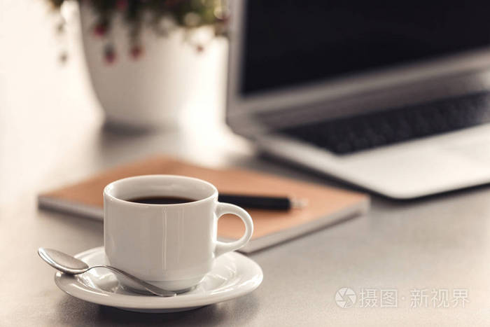 杯在办公室桌上的咖啡