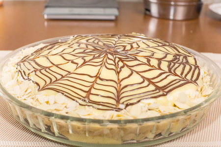 指已提到的人美味迷你酥皮棕色木制背景上的透明花瓶中糕饼一拼贴画关