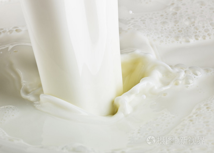 倒牛奶引起轰动