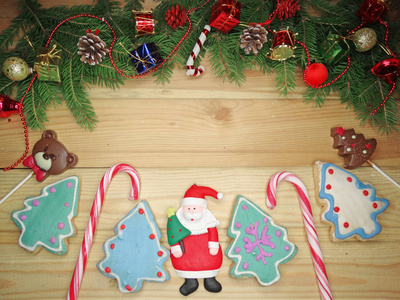圣诞饼干姜饼和装饰上木制背景