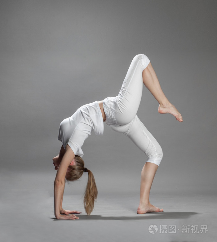 年轻漂亮的金发碧眼女人做瑜伽