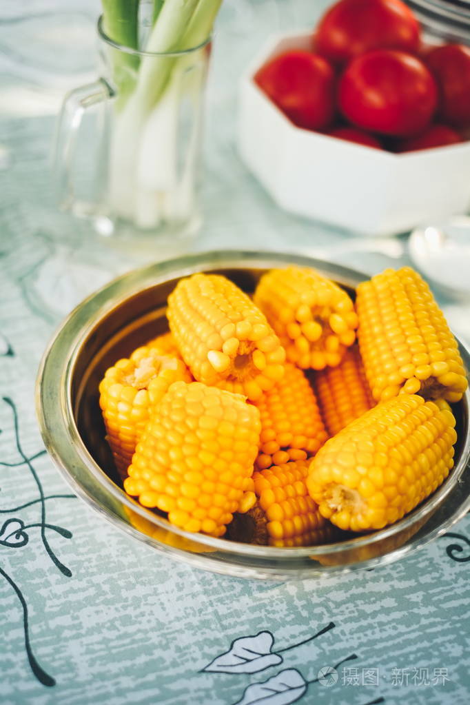 鲜甜的有机玉米盘蒸准备吃准备煮熟的甜玉米在桌子上