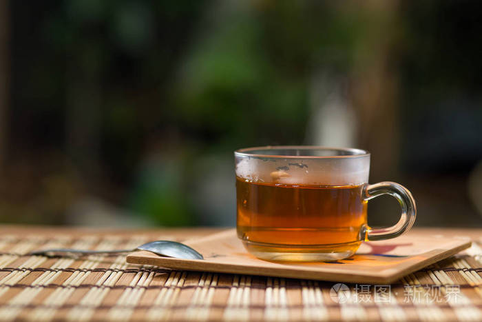 玻璃杯茶汤匙放在木桌上