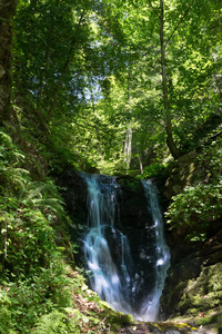 在 elatohori，卡泰里尼山瀑布