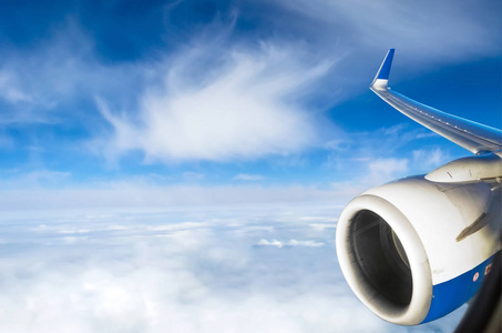 从飞机窗口查看到翼和发动机天上的云