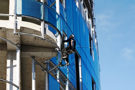 建筑工人修理高楼大厦的玻璃