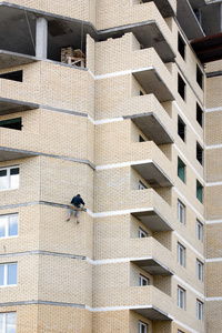 墙上的建筑工人