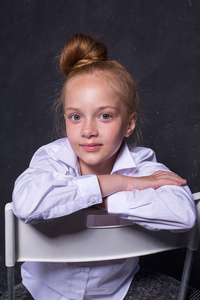 年轻的红发女孩穿白衬衣，黑底白字的肖像
