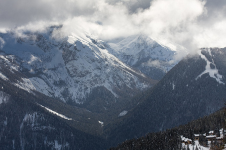 冬天大雪下的高山