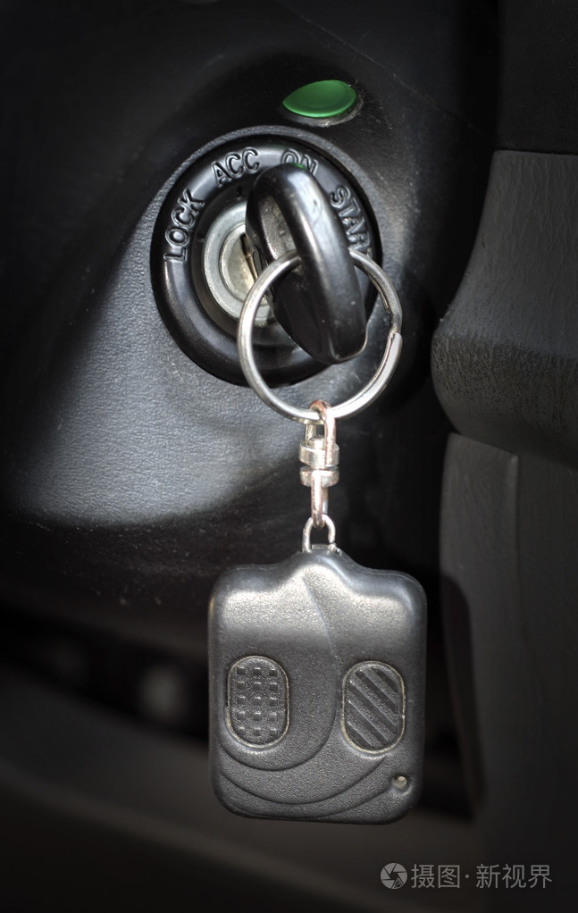 点火锁上的汽车钥匙