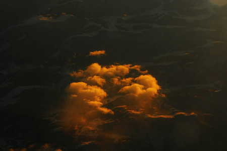 风景如画的景观与高山地形和云, 从飞机的看法。神奇的荒野全景