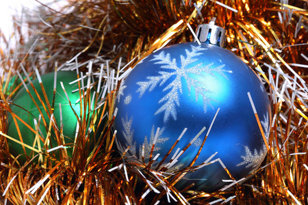 蓝色和绿色圣诞球装饰上