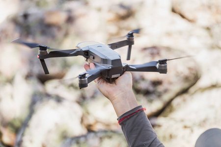 现代黑色远程控制无人机或 Quadcopter 在试点操作手