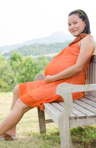 孕妇坐在一张长凳上